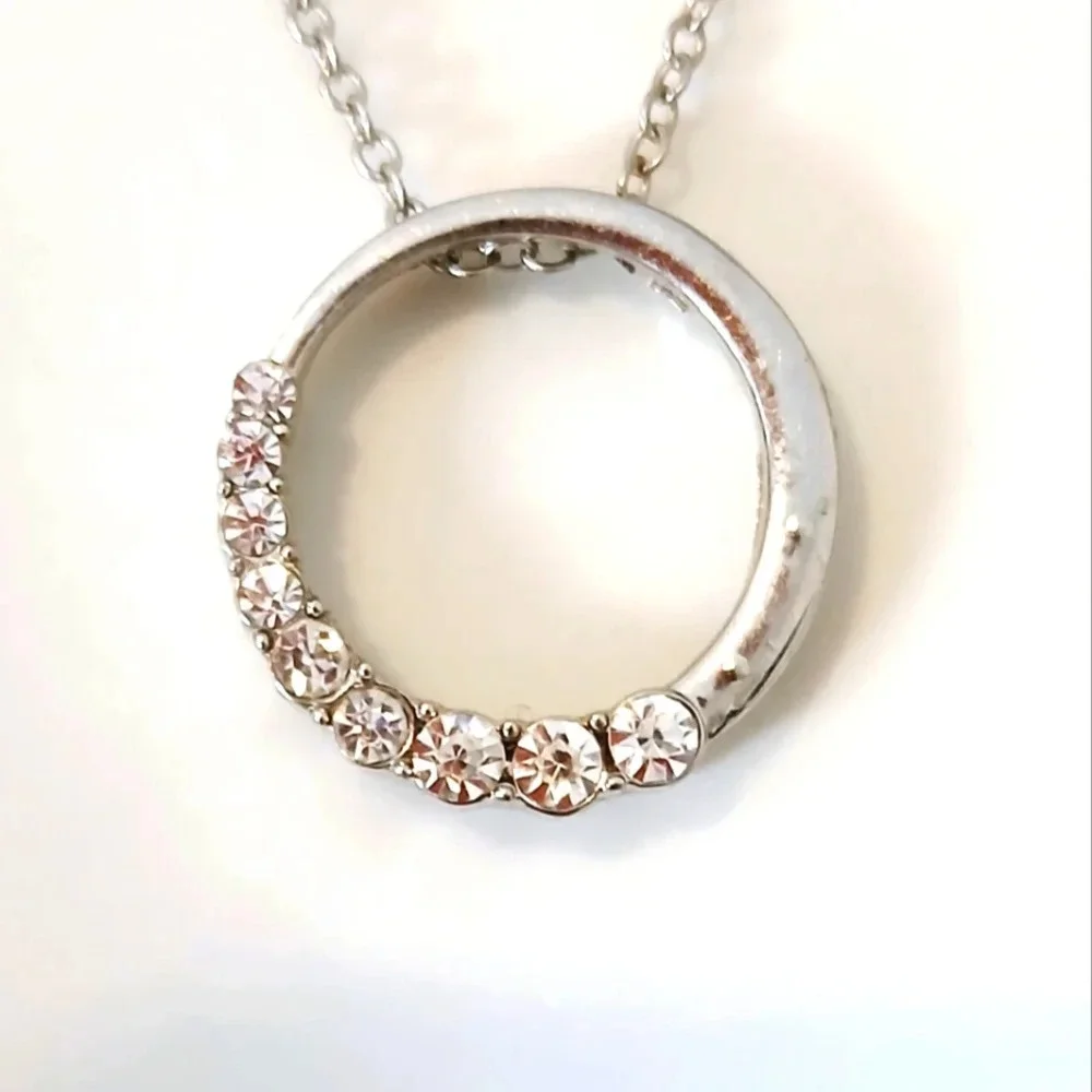 💚5/$25 Silver Toned Cubic Zirconia Circle Pendant Necklace